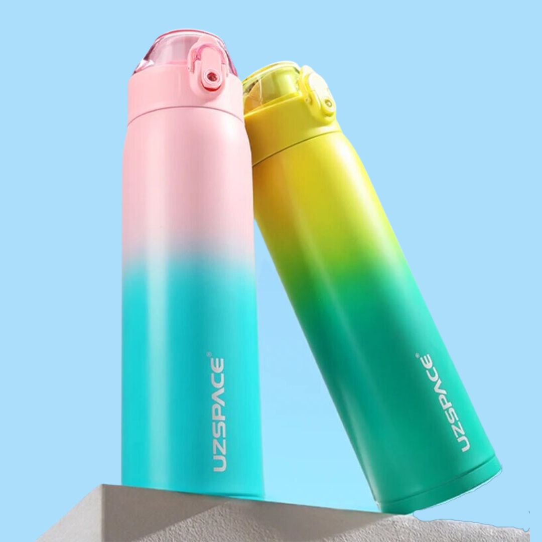 gourde isotherme de 500ml rose et jaune avec un dégradé bleu cyan sur un support en pierre