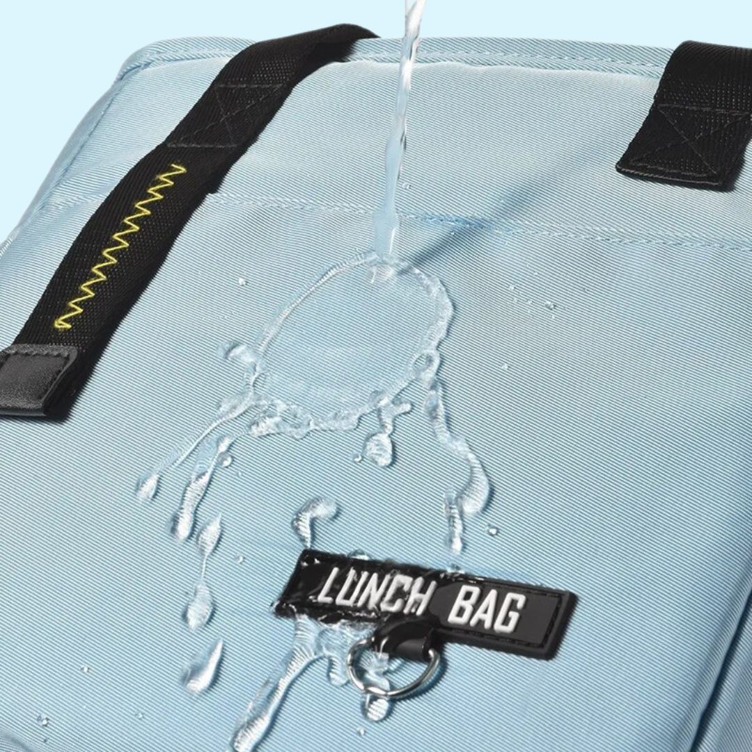 sac isotherme bleu et imperméable avec de l'eau qui coule dessus